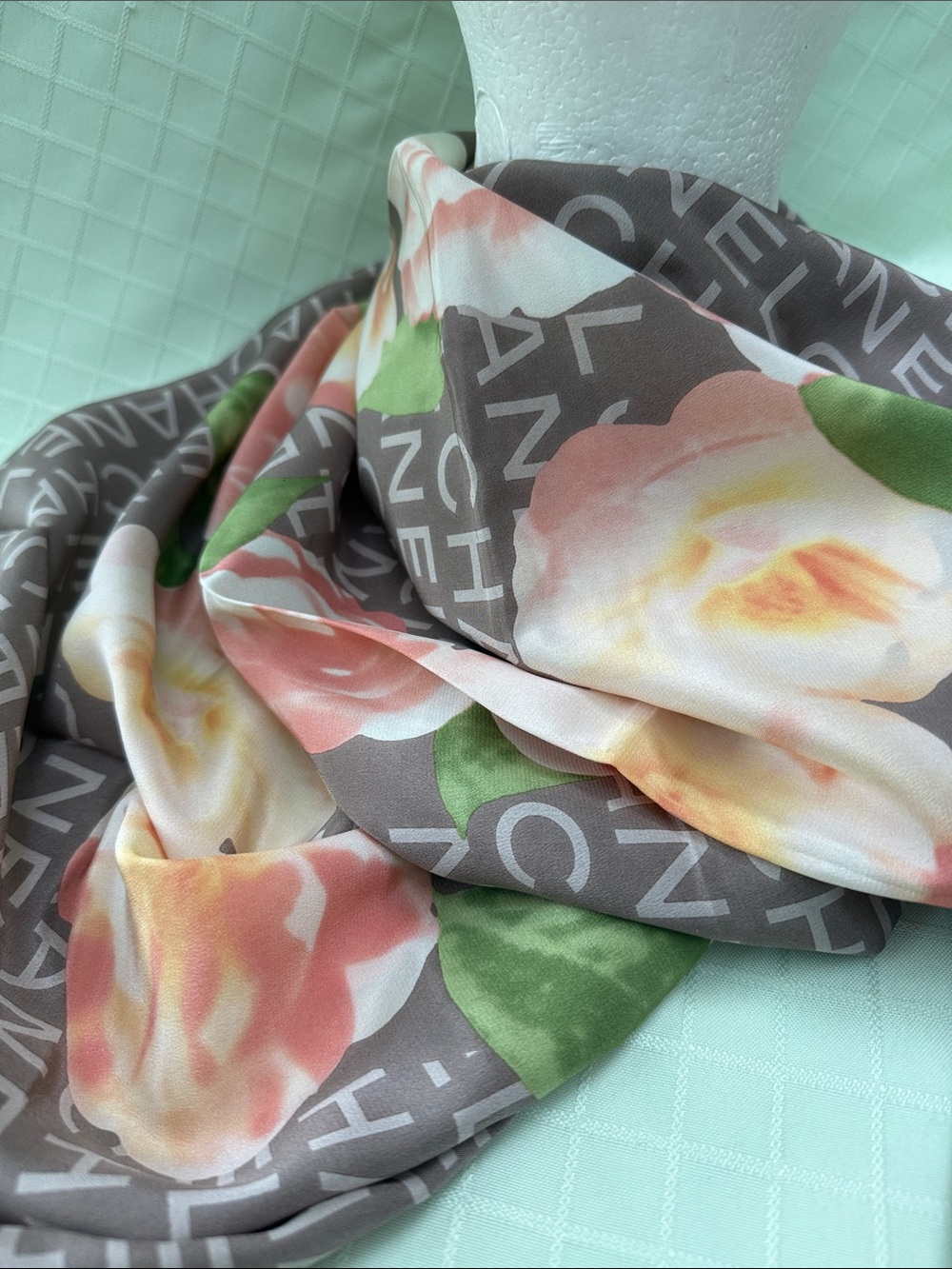 New vintage Chanel multicolored floral design large silk scarf - Picture 5 of 15